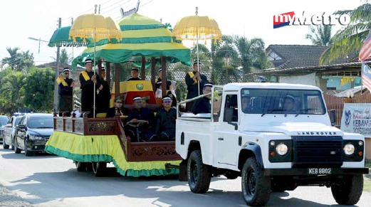Jenazah Almarhum Raja Muda Kedah Tunku Abdul Malik Sultan Badlishah dibawa menggunakan pedati ke Makam Diraja Langgar. - Foto AMRAN HAMID