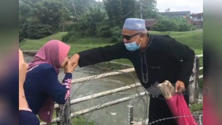 Gambar daripada video pertemuan dua individu dipercayai di Hulu Selangor yang tular di media sosial. Foto Nur Adilah Abu Sien 