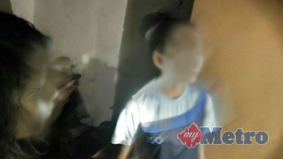 Dua beradik perempuan yang ditahan bersama abang mereka oleh anggota penguat kuasa AADK Padang Terap. FOTO ihsan AADK Padang Terap