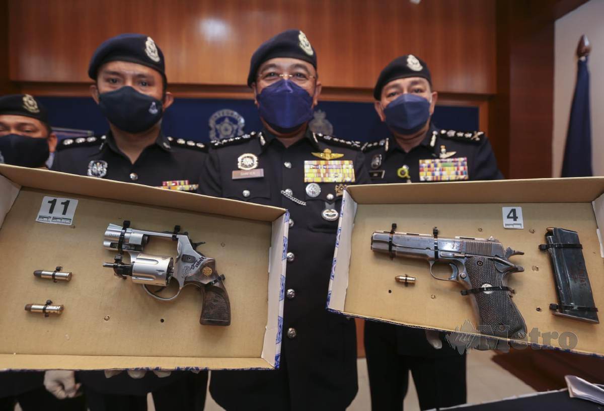 SHAFIEN menunjukkan dua pucuk pistol yang dirampas daripada suspek. FOTO Nik Abdullah Nik Omar