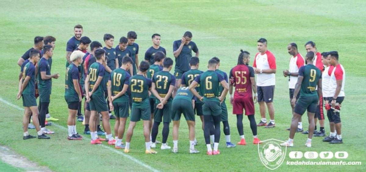 AIDIL memberi arahan kepada skuadnya. FOTO Kedah Darul Aman FC