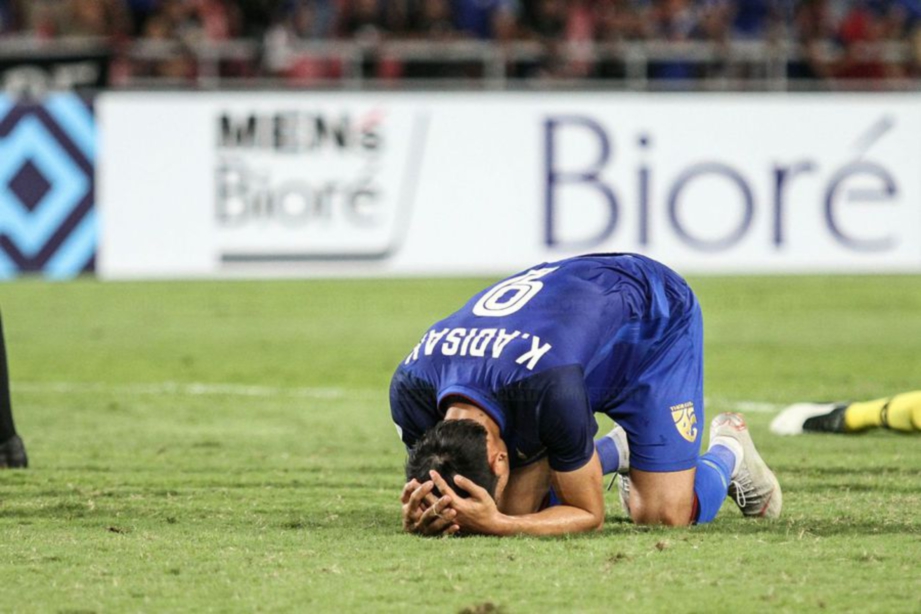 ADISAK sedih selepas penaltinya gagal bawa kejayaan kepada Thailand. FOTO/AGENSI 