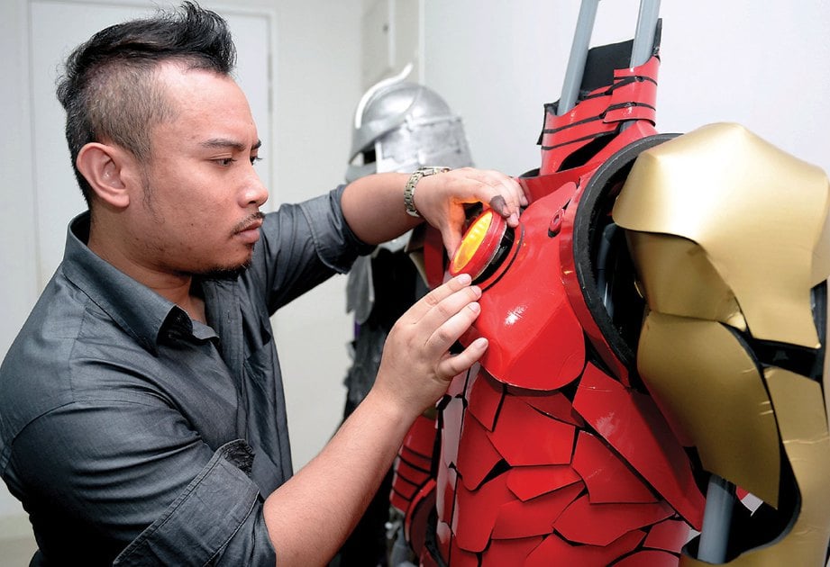 MEMERIKSA kostum Iron Man dan ‘The Flash’.