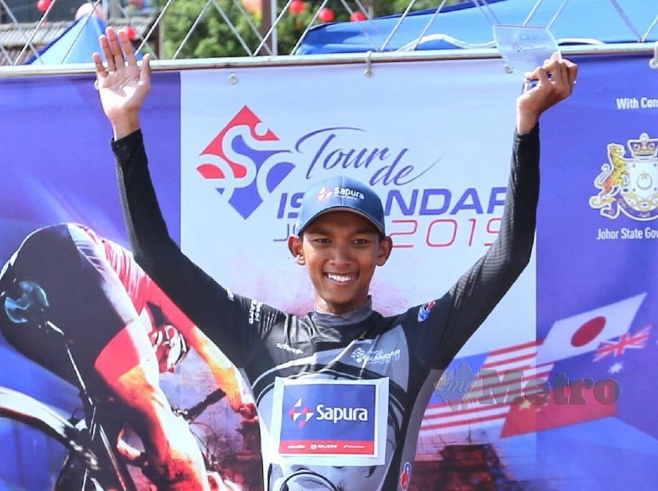 ADLAN memenangi jersi hitam (Pelumba Muda Terbaik) di Tour De Iskandar Johor 2019. FOTO Aswadi Alias