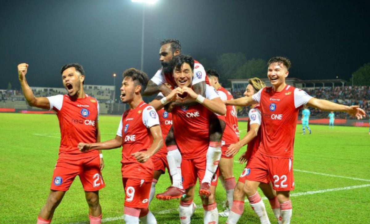 TAESU  (tengah) meraikan gol keduanya bersama rakan sepasukan  di Stadium Likas, malam ini. STR/Mohd Adam Arinin