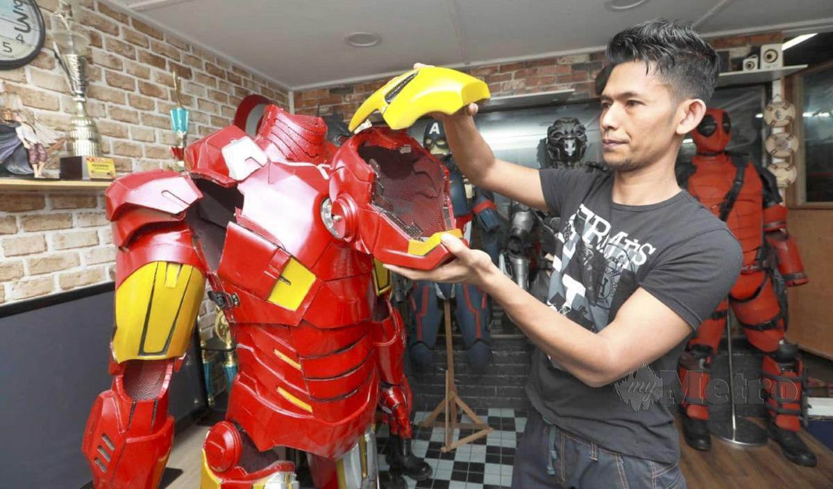 SABRI menunjukkan kostum Ironman yang dihasikannya. FOTO Mohd Rafi Mamat
