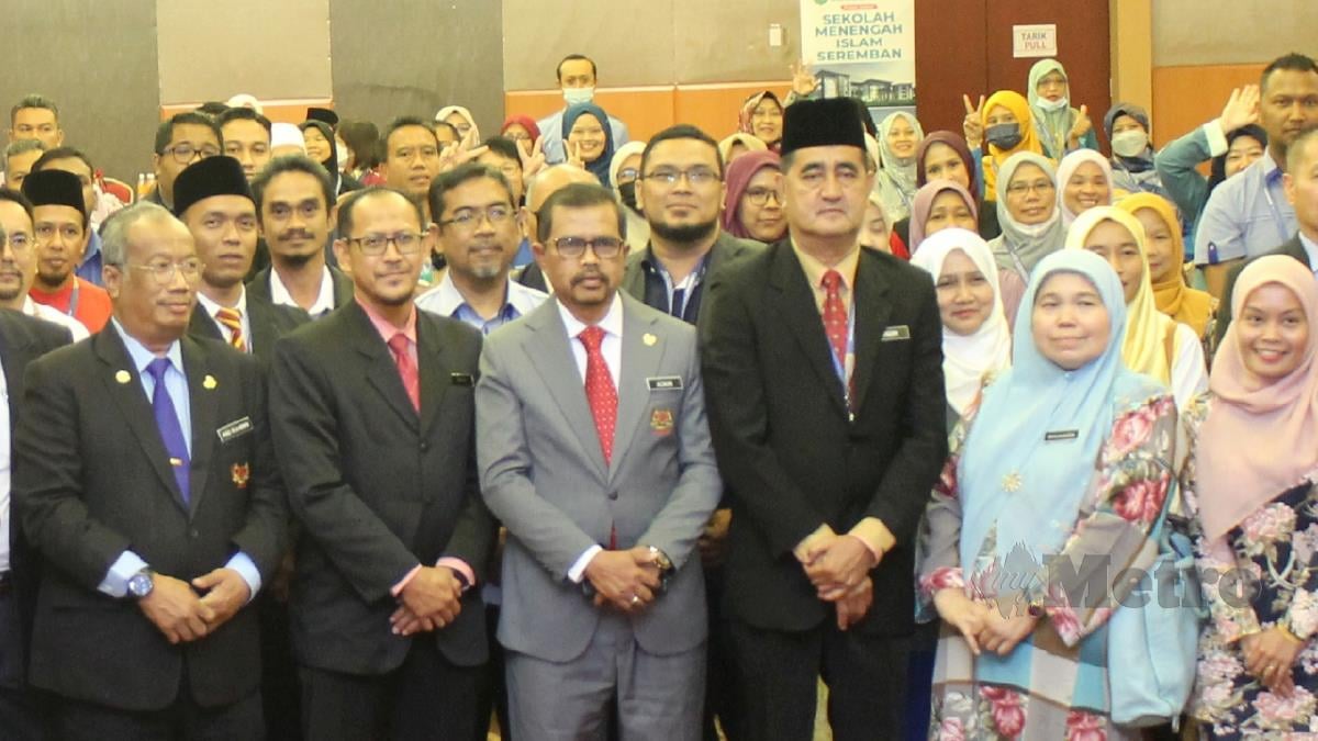 ADNAN (tengah) bersama sebahagian perwakilan yang hadir pada Persidangan Perwakilan Tri Tahunan CUEPACS Negeri Sembilan. FOTO Mohd Amin Jalil.
