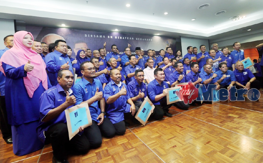 Adnan tengah) bergambar bersama semua calon BN Pahang. FOTO Farizul Hafiz Awang 