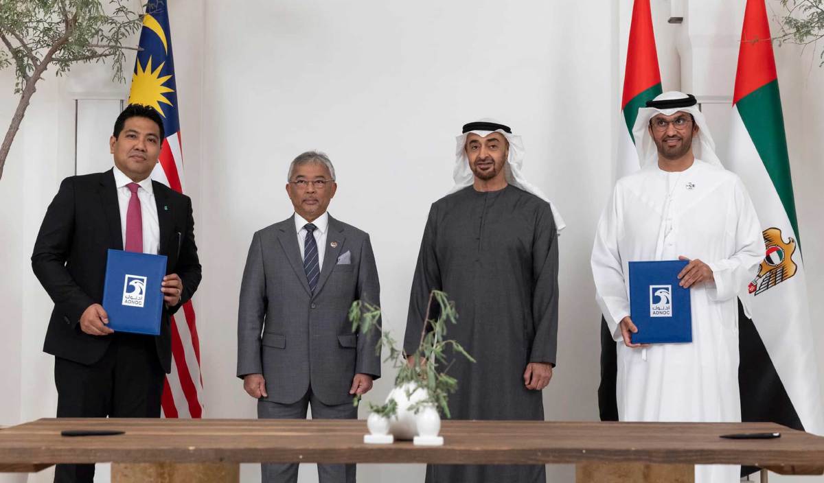 AL-SULTAN Abdullah (dua kiri) menzahirkan sukacita atas kejayaan kerjasama sulung kerjasama Petronas Abu Dhabi Sdn Bhd dan Abu Dhabi National Oil Company (ADNOC). FOTO Facebook Istana Negara