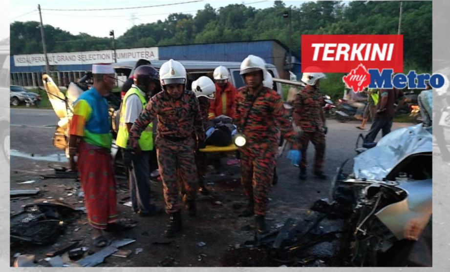 ANGGOTA bomba mengangkat seorang daripada mangsa yang cedera dalam kemalangan di antara van kilang  dengan kereta Myvi di Jalan Sungai Petani ke Tikam Batu dekat Kampung Padang Buluh. FOTO Omar Osman