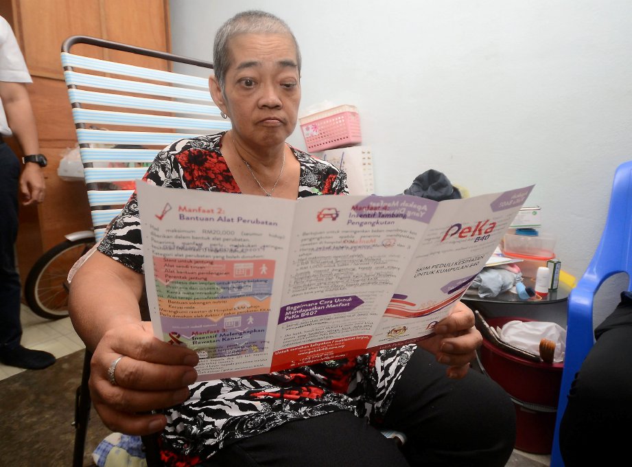 Yeap Phaik Kee, 55 yang menghidap kanser payudara tahap 4 membaca manfaat  (PeKa B40) semasa ditemui di Kompleks Pulau Mutiara, Gat Lebuh Maccalum, Pulau Pinang. FOTO Shahnaz Fazlie Shahrizal