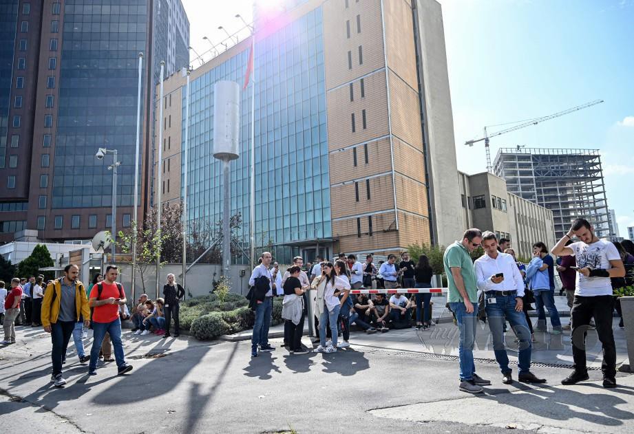 ORANG awam berkumpul di luar pejabat di bandar Istanbul semasa gempa. FOTO AFP