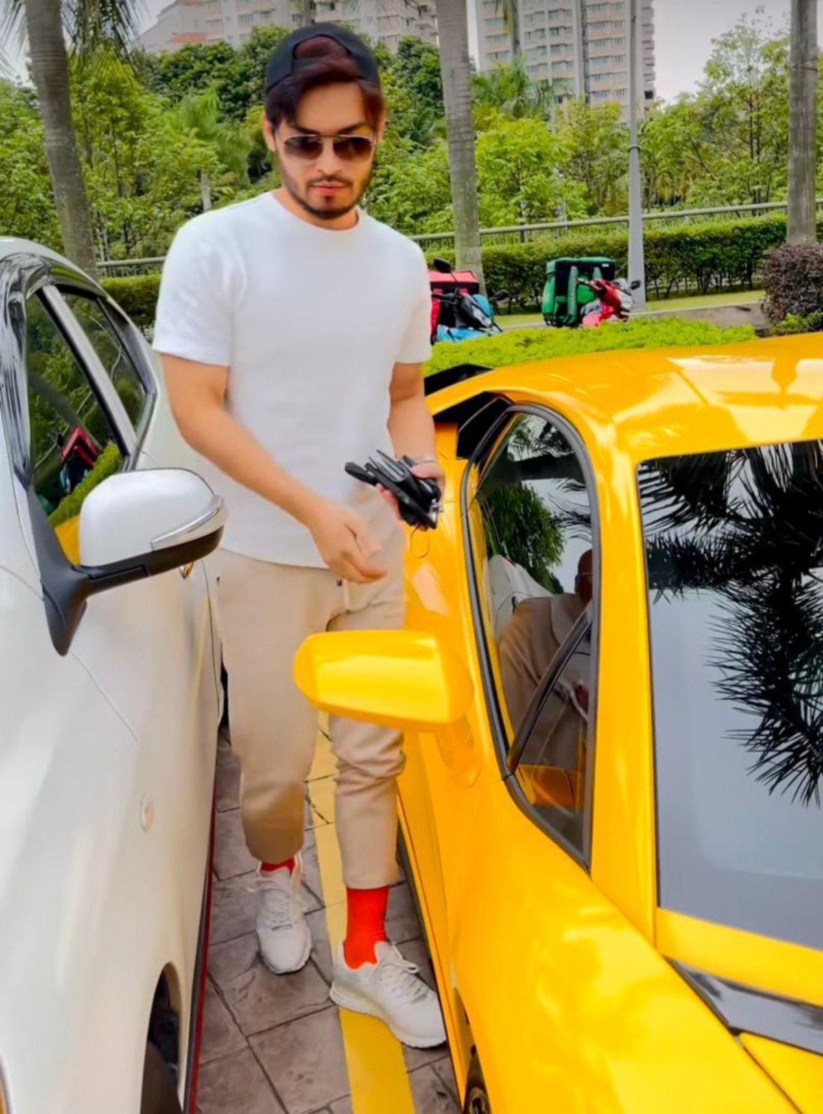 Aeril Zafrel bersama kereta Lamborghini berwarna kuning pemberian isterinya
