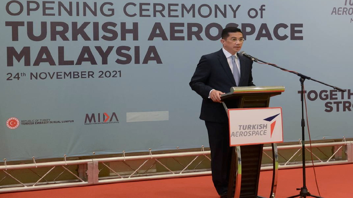 MOHAMED Azmin ketika berucap pada majlis pembukaan pejabat baharu Industri Aeroangkasa Turki.