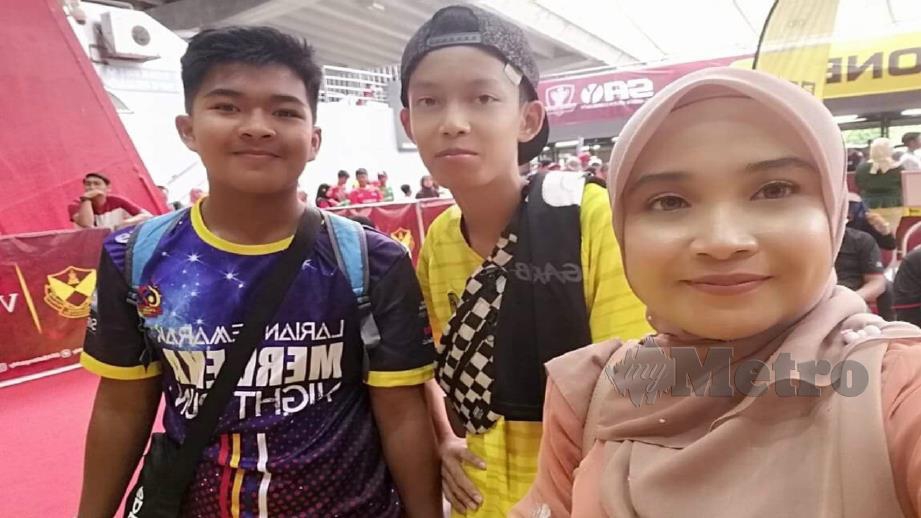 Afaf (kanan) bersama Syed Azim (tengah) ketika hadir di majlis Hari Bola Sepak Selangor di Stadium Shah Alam, Selangor semalam. Foto Ihsan Afaf Abu Bakar