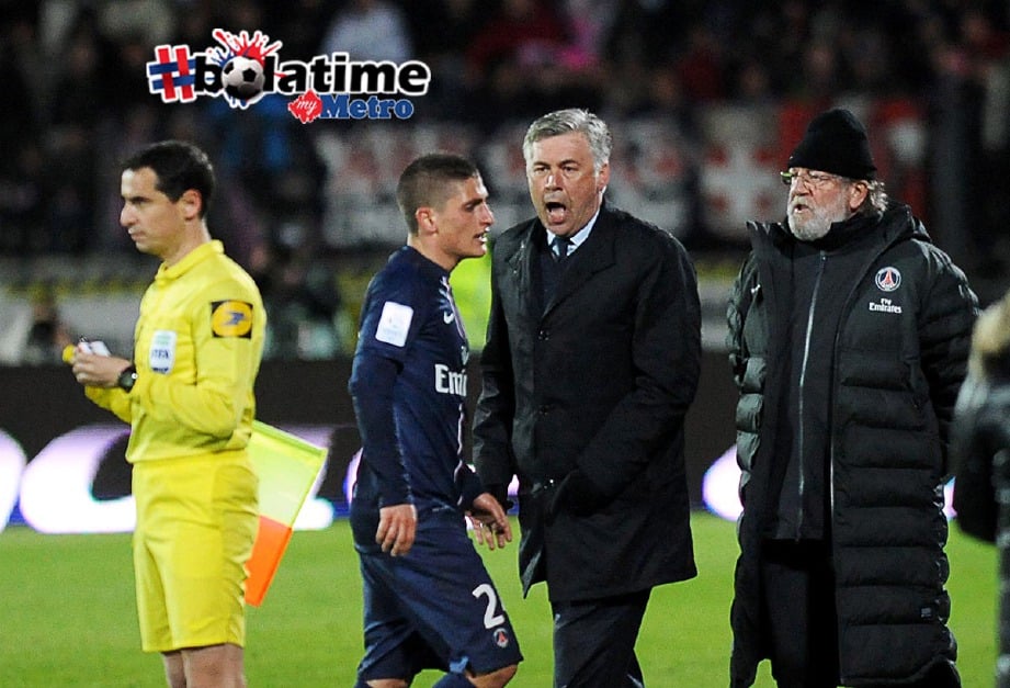 REAKSI Ancelotti (dua kanan) selepas Verratti dibuang padang secara bodoh dalam aksi liga di Evian pada April 2013. - Foto AFP