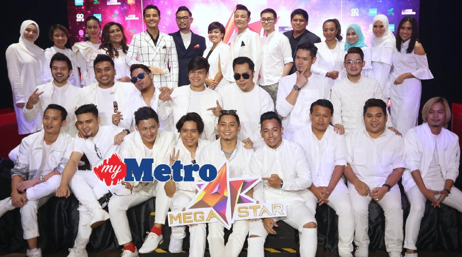Barisan penyanyi program realiti 'AF Megastar' bersama Raqim (enam dari kiri, baju hitam). FOTO HM/ADI SAFRI