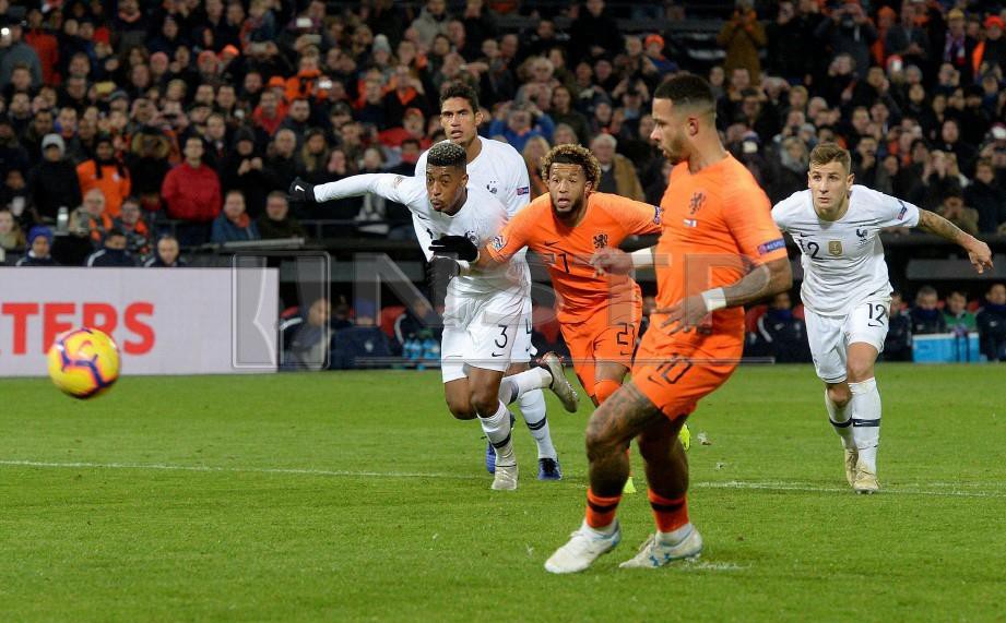 DEPAY (tengah) jaring gol kedua Belanda. -Foto REUTERS