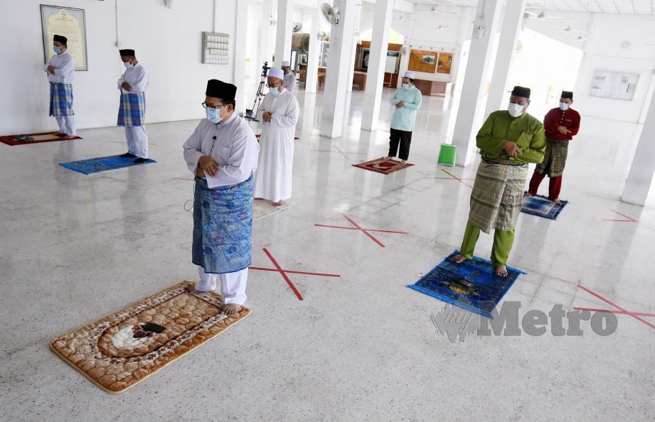 SERAMAI 12 orang jemaah  menunaikan solat Jumaat di Masjid Negeri yang diimamkan oleh Imam Besar Perlis, Ahmad Sirajuddin Abdul Satar.  FOTO AMRAN HAMID 