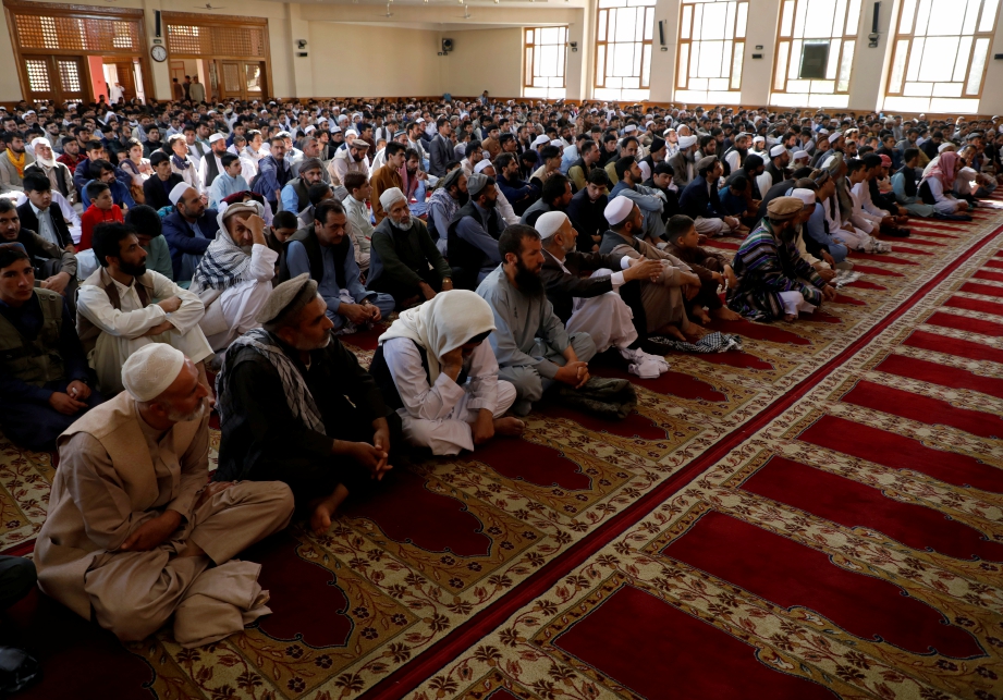 SEBAHAGIAN umat Islam yang menyambut Aidilfitiri di Kabul, Afghanistan. FOTO: Reuters