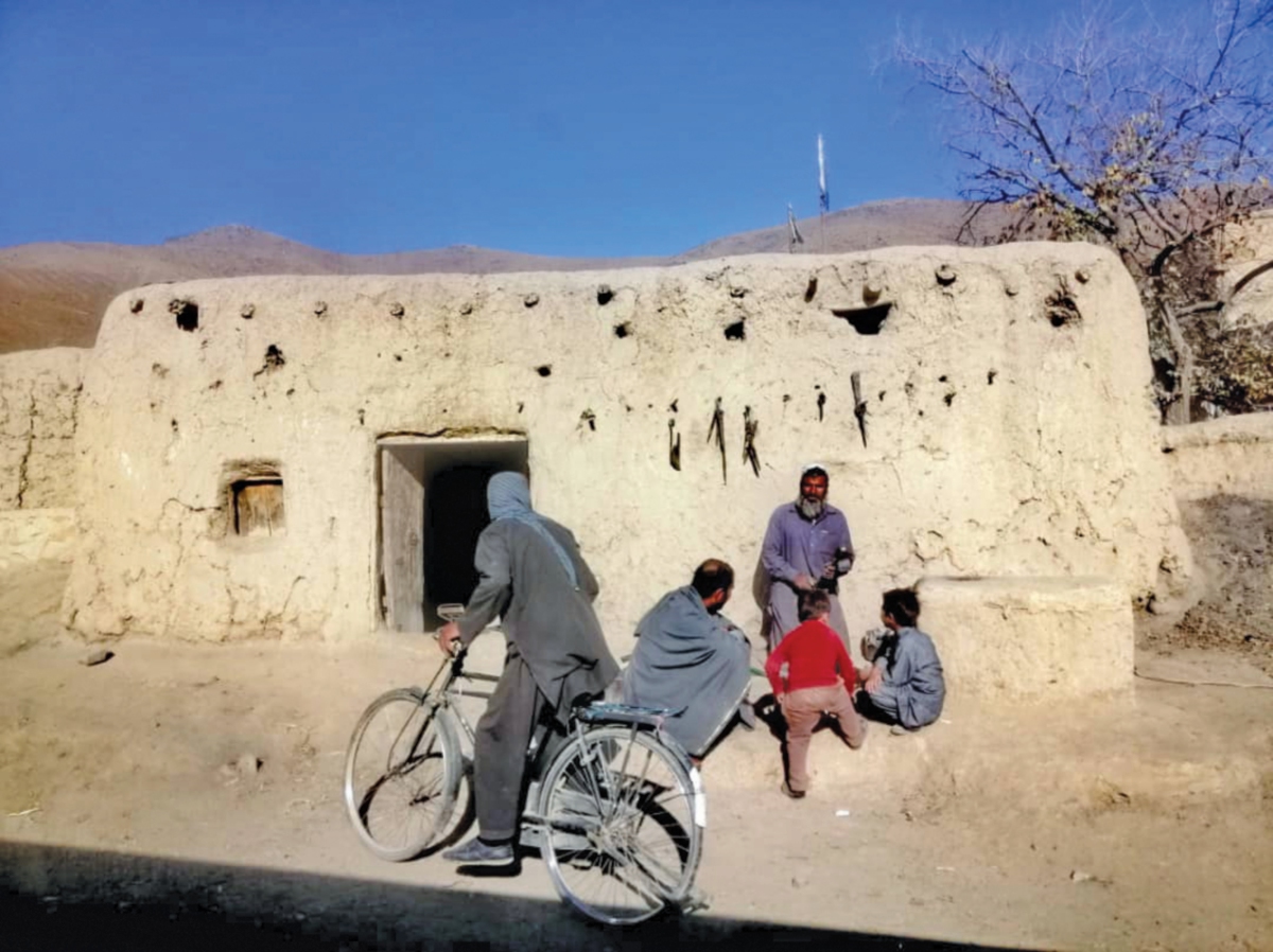 KAWASAN perumahan dibina di tebing bukit sekitar Jamal Mina di Kota Kabul menggunakan lumpur dan bata.