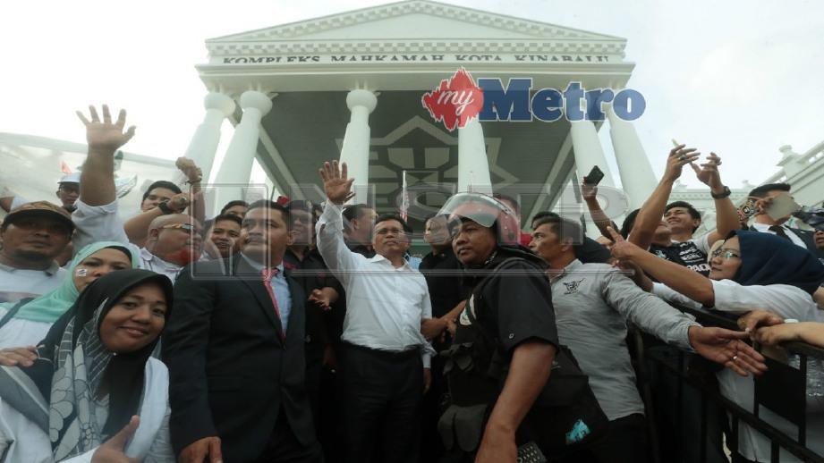 MOHD Shafie (tengah) bersama penyokong selepas Mahkamah Tinggi Kota Kinabalu memutuskan perlantikan beliau sebagai Ketua Menteri Sabah sah. FOTO Edmund Samunting