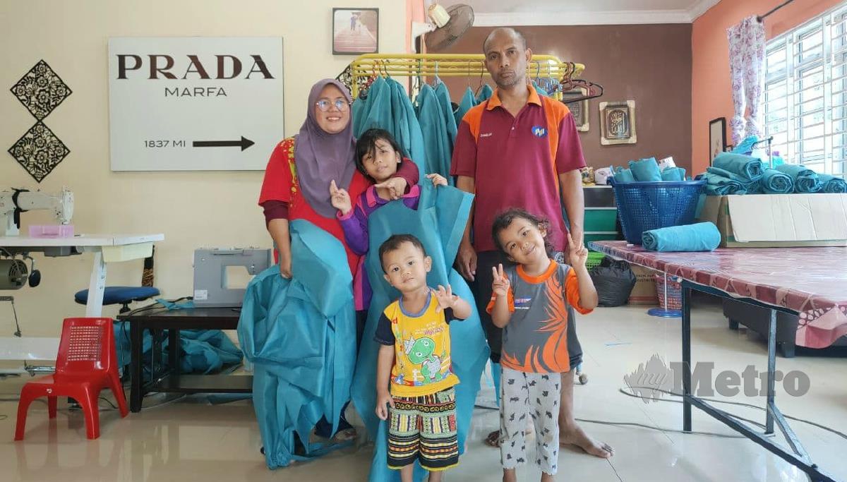 NUR Afia Qistina (tengah) bersama ahli keluarganya ketika ditemui di rumahnya, semalam. FOTO Mohd Khidir Zakaria