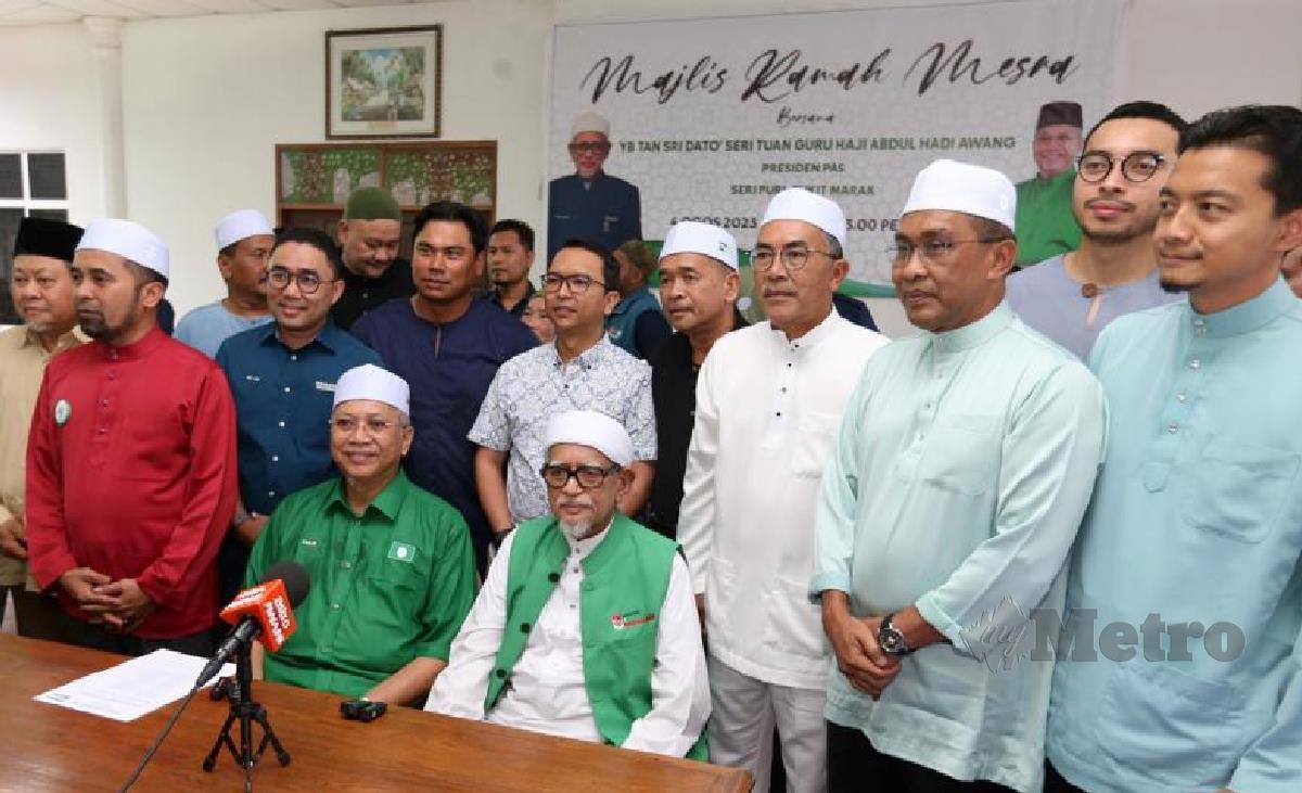ABDUL Hadi dan Annuar Musa ketika pengumuman ahli dan ahli jawatankuasa Umno keluar parti. FOTO Nik Abdullah Nik Omar