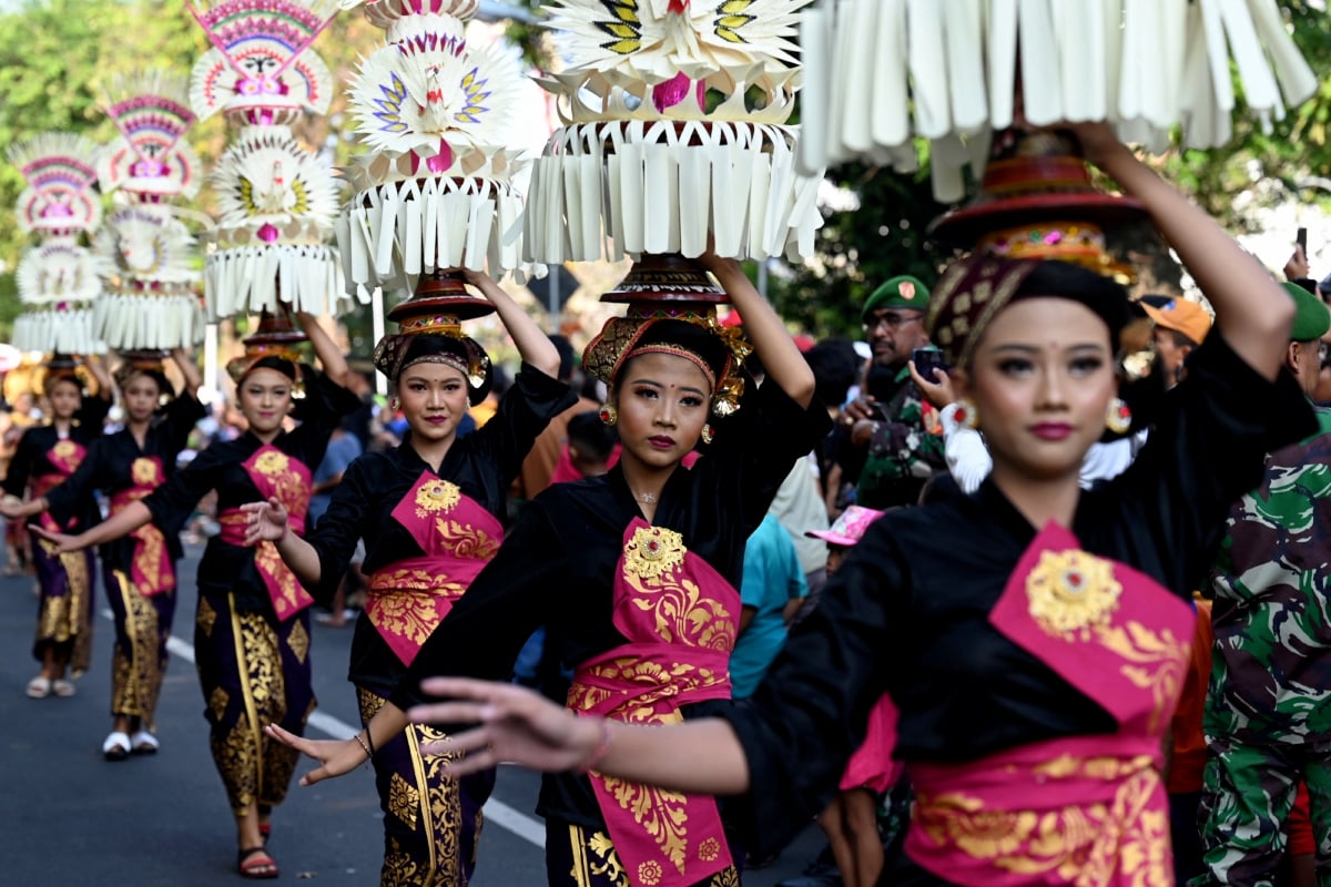 Wanita Bali berpakaian tradisional pada Festival Seni Bali. - FOTO AFP