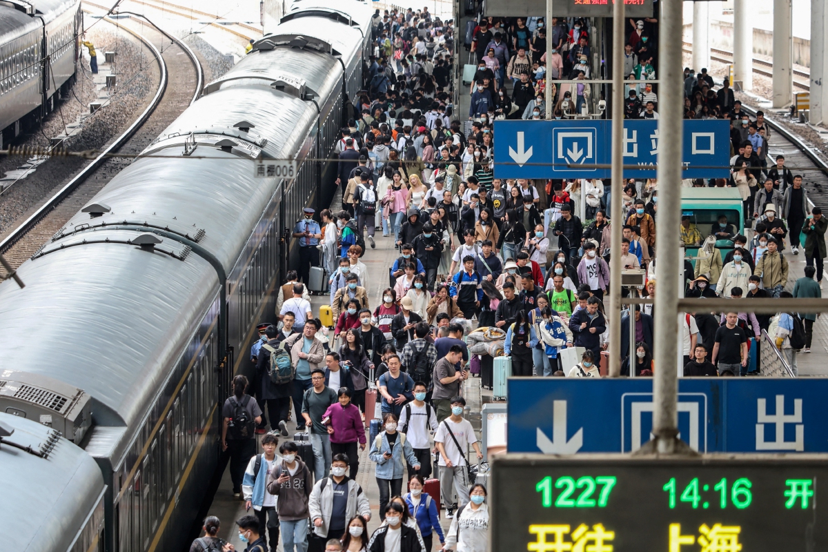 Penumpang di stesen kereta api Nanjing, wilayah Jiangsu, China. - FOTO AFP