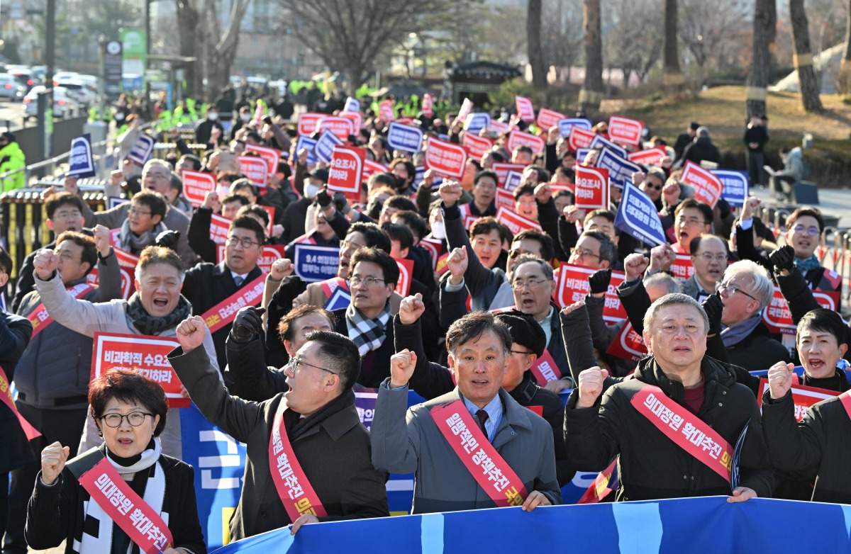 Sebahagian doktor yang menyertai protes di Seoul. - FOTO AFP