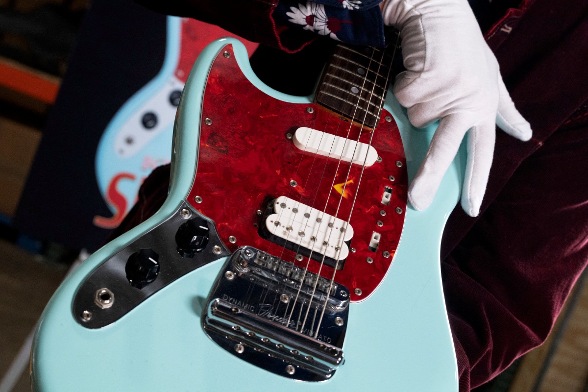 Gitar jenis Skystang I jenama Fender milik Kurt Cobain. - FOTO AFP