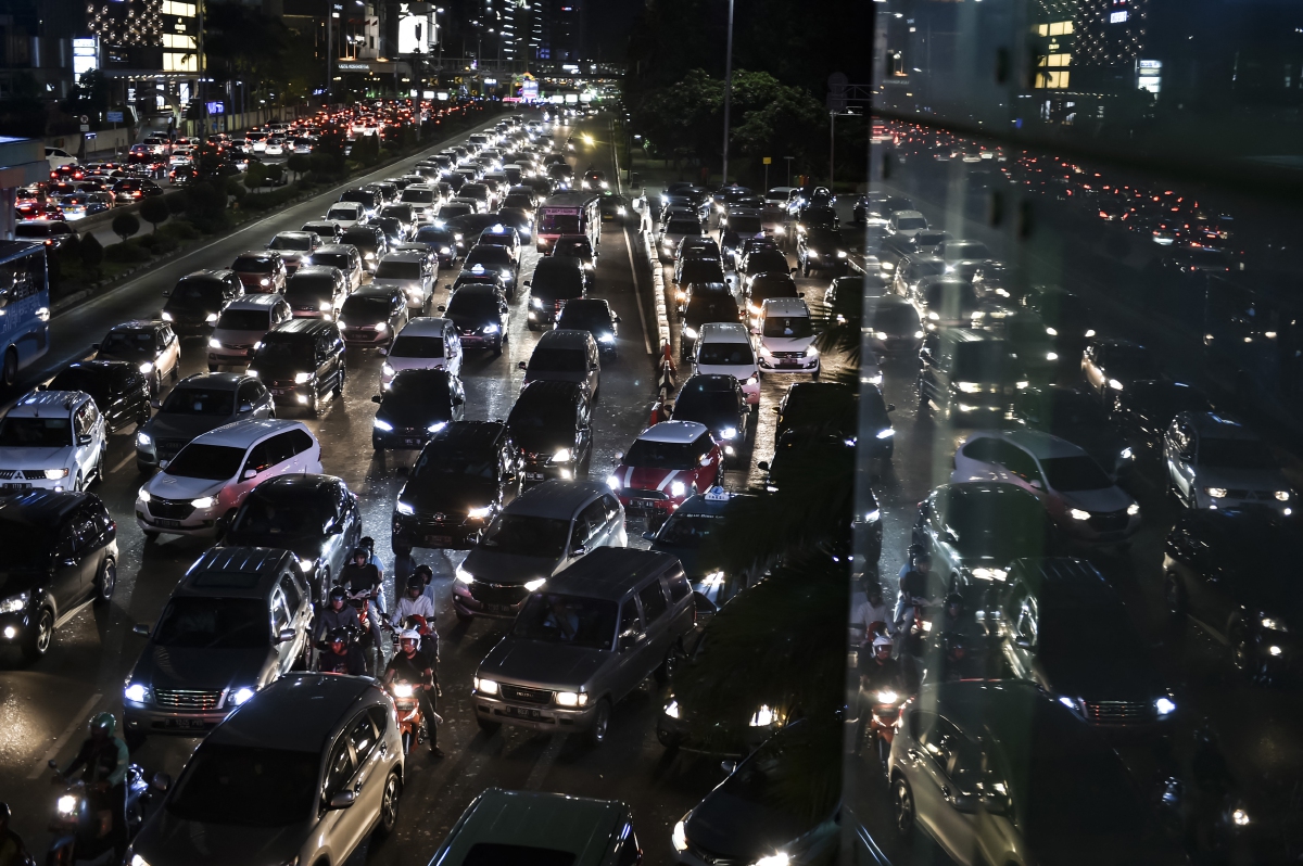 Kesesakan lalu lintas yang teruk di Jakarta. - FOTO AFP