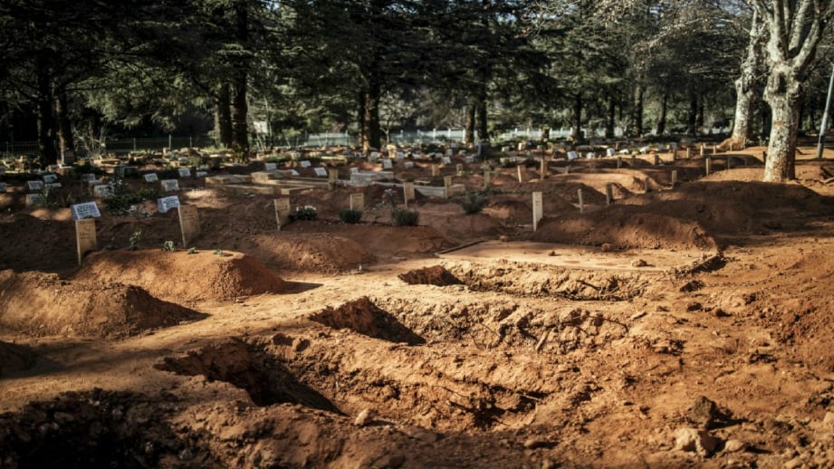KUBUR yang digali di tapak perkuburan di Johannesburg. FOTO AFP