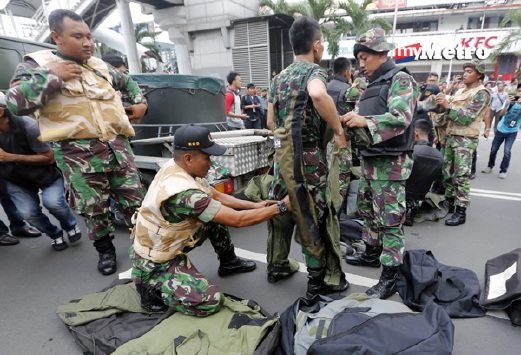 Anggota skuad pemusnah bom tentera Indoensia membuat persiapan  sebelum memasuki kawasan serangan bagi mencari bom, - Foto EPA