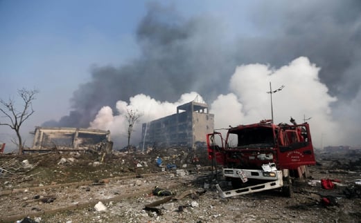 Sebuah kenderaan bomba yang turut musnah di tempat kejadian. Seramai 12 anggota bomba juga disahkan maut ketika memadam kebakaran. - Foto AFP 