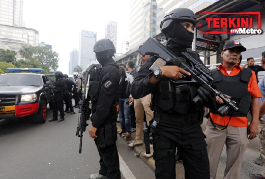 Anggota keselamatan Indonesia memenuhi kawasan serangan sekitar Sarinah Mall bagi memastikan keselamatan. - Foto EPA