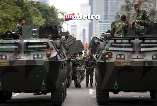 Kenderaan berperisai milik tentera Indonesia ditempatkan di kawasan serangan bagi menghadapi sebarang kemungkinan. - Foto REUTERS