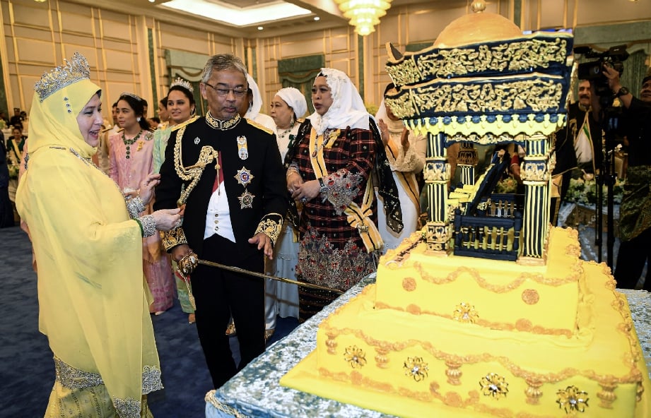 Al-Sultan Abdullah berkenan memotong kek berbentuk singgahsana ketika menerima 'kejutan' sambutan ulang tahun keputeraan baginda ke-60. FOTO BERNAMA 