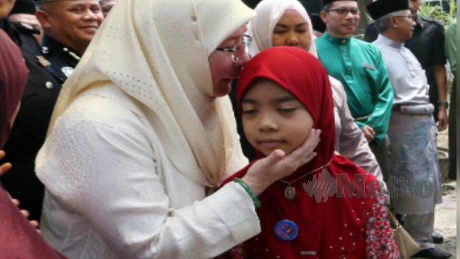 TUNKU Azizah mencium dahi Puteri Norlyana Damia FOTO Farizul Hafiz Awang