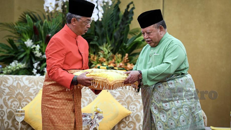 SULTAN Abdullah berkenan menerima pingat Darjah Kerabat Baginda Tuanku Syed Putra Jamalullail (DK) daripada Raja Perlis Tuanku Syed Sirajuddin. FOTO BERNAMA 