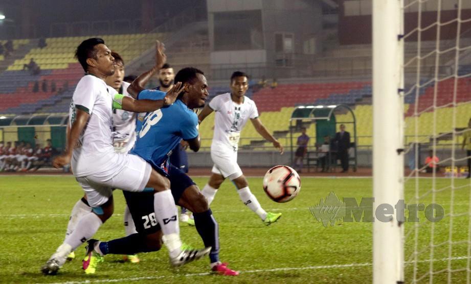 AGBA (tengah) menjaringkan gol kedua PDRM di Stadium Hang Jebat. — FOTO Bernama