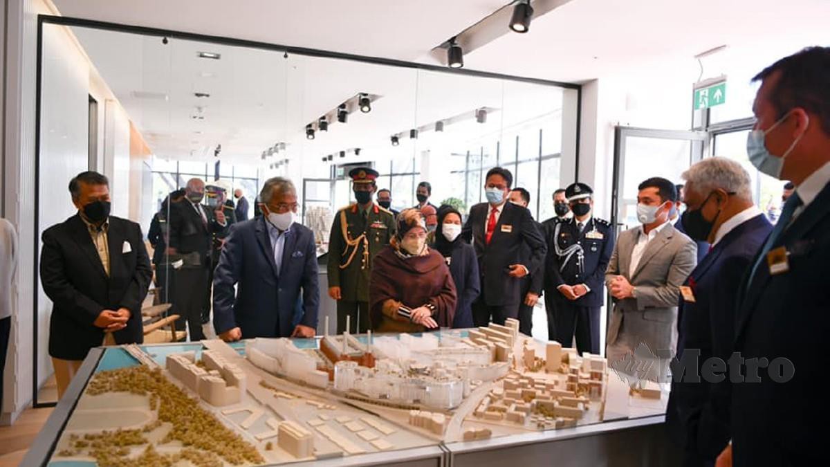 Al-Sultan Abdullah dan Tunku Azizah menerima persembahan taklimat mengenai perkembangan terkini projek hartanah di Stesen Janakuasa Bettersea, London hari ini. Foto Ihsan FB Istana Negara