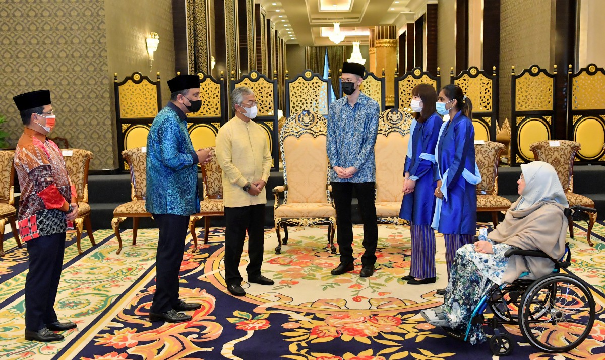 Yang di-Pertuan Agong Al-Sultan Abdullah Ri’ayatuddin Al-Mustafa Billah Shah pada Majlis Jamuan Teh Petang bersama Pasukan Badminton All England Malaysia di Istana Negara hari ini. FOTO Bernama 