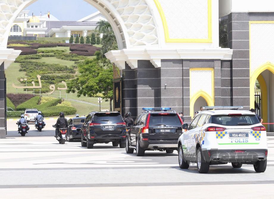 KENDERAAN yang membawa Muhyiddin Yassin tiba di Istana Negara. FOTO MOHAMAD SHAHRIL BADRI SAALI