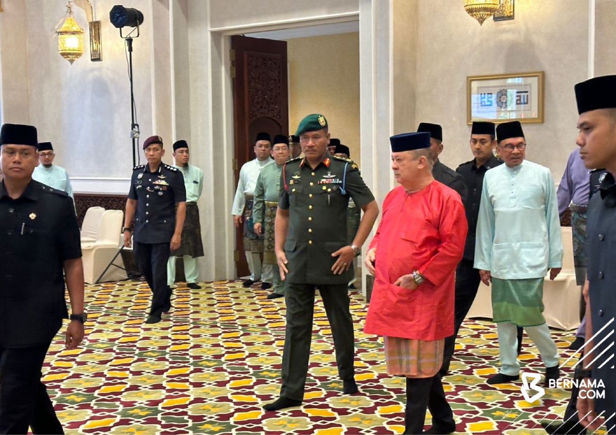 Sultan Ibrahim berangkat menunaikan solat sunat Aidilfitri di Surau Utama Istana Negara. FOTO BERNAMA