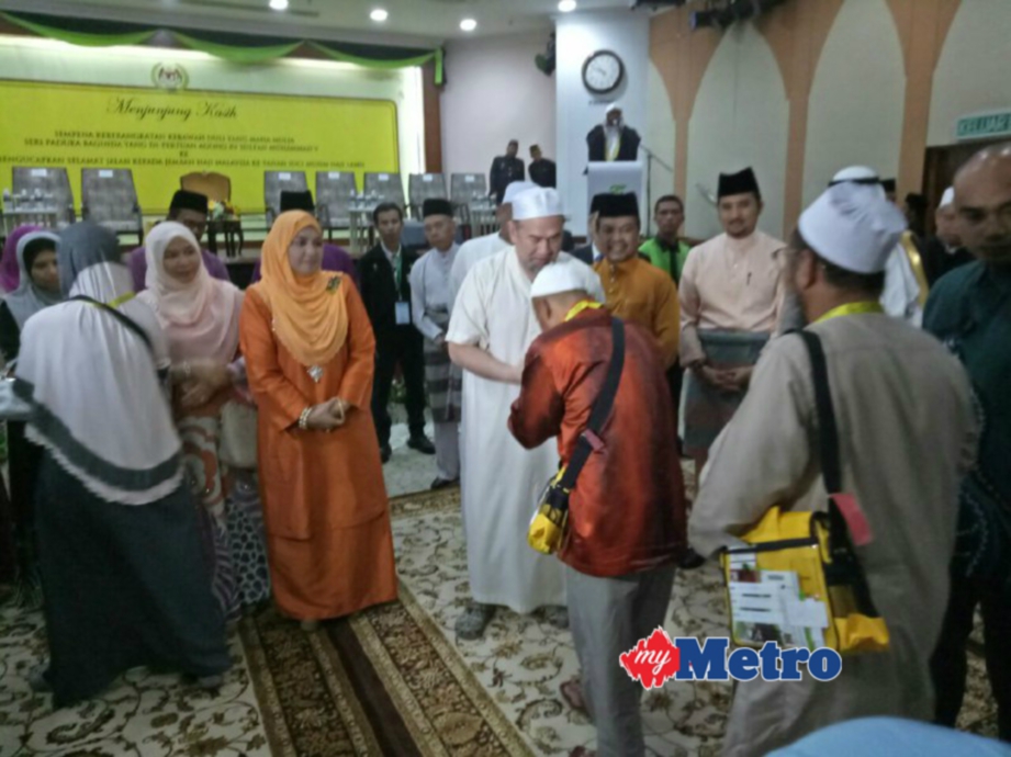 Yang di-Pertuan Agong, Sultan Muhammad V mengucapkan selamat jalan kepada jemaah haji. FOTO Syazwan Msar