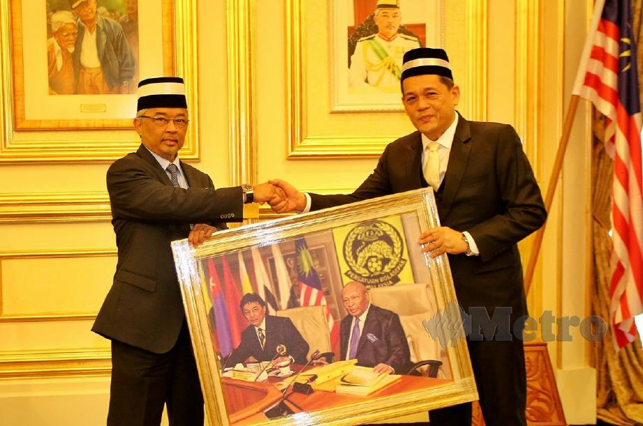 HAMIDIN bersama Yang di-Pertuan Agong di Istana Negara. - Foto ihsan Facebook Football Association of Malaysia.