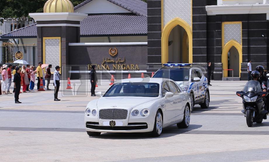 Kenderaan rasmi yang membawa Al-Sultan Abdullah yang terkahir keluar dari pintu utama Istana Negara selepas menghadiri mesyuarat khas memilih Yang di-Pertuan Agong ke-16 dan Timbalan Yang di-Pertuan Agong . FOTO Mohd Yusni Ariffin 
