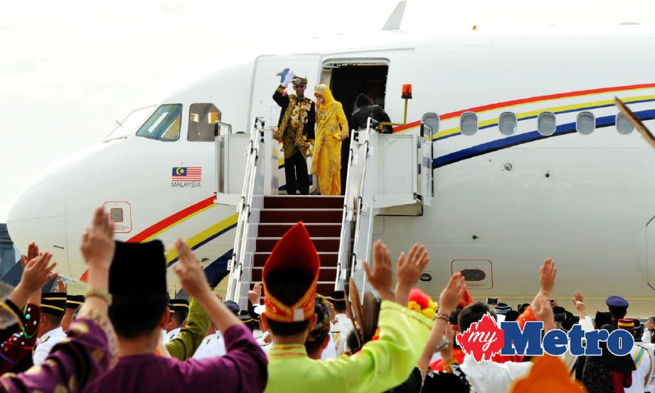 Yang di-Pertuan Agong ke-14 dan Raja Permaisuri Agong berlepas pulang ke Kedah dengan pesawat khas dari Kompleks Bunga Raya Lapangan Terbang Antarabangsa Kuala Lumpur di Sepang.FOTO Ahmad Irham Mohd Noor